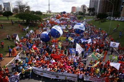 Manifestantes protestam contra as reformas da Previdência, trabalhista, e por eleições diretas (Foto: Marcelo... ()