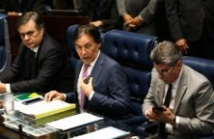 Senadores Cássio Cunha Lima, Eunício Oliveira e Romero Jucá durante sessão plenária para a votação da medida p... ()