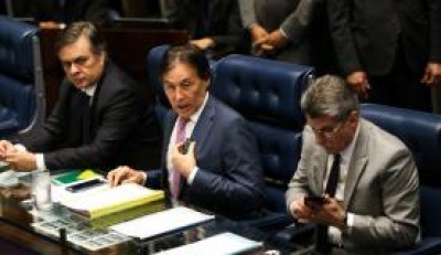 Senadores Cássio Cunha Lima, Eunício Oliveira e Romero Jucá durante sessão plenária para a votação da medida p... ()