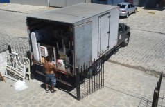 Ex-mulher espera rapaz sair para trabalhar e com caminhão faz ‘mudança’ da casa (Foto: reprodução) ()