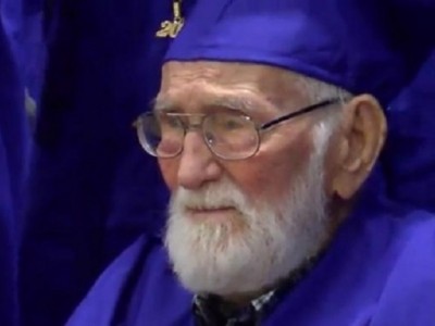 Homem se forma no ensino médio aos 101 anos nos Estados Unidos