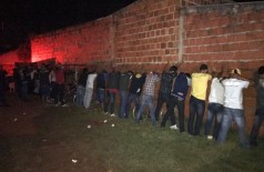 Jovens são presos por fornecer bebida alcoólica a menores, posse irregular de arma e tráfico de drogas (Foto: Divulgação/PM) ()