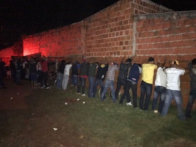 Jovens são presos por fornecer bebida alcoólica a menores, posse irregular de arma e tráfico de drogas (Foto: Divulgação/PM) ()
