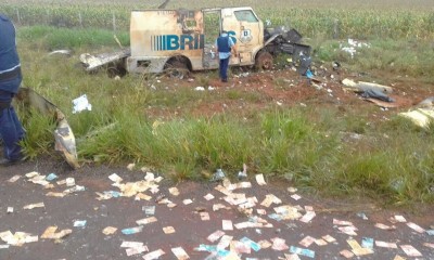 O carro-forte ficou completamente destruído; (Foto: Sidnei Bronka) ()