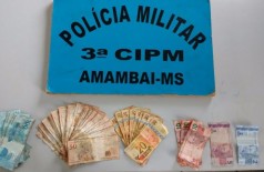 Jovem é preso com R$ 2,8 mil que pegou no chão após explosão de carro-forte (Foto: reprodução/Midiamax) ()