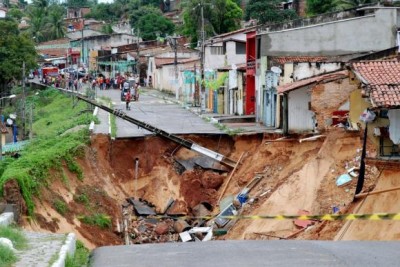 Moradores receberão mensagens de texto por celular com alerta de riscos de inundações, alagamentos, temporais... ()