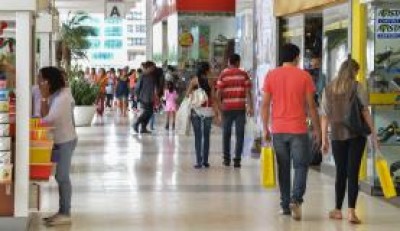Consumidores em shopping center (Foto: Valter Campanato/Arquivo/Agência Brasil) ()