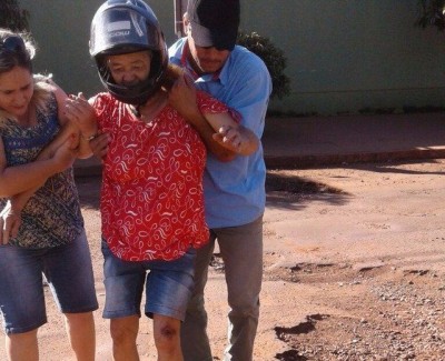 Mulher de 61 anos morre no HV depois de cair de moto num buraco em Dourados