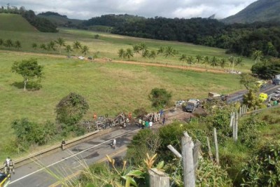 Acidente interrompeu trânsito na BR-101, no Espírito Santo: 21 pessoas morreram (Foto: PRF/Espírito Santo) ()