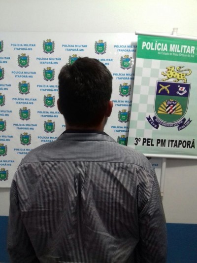 Homem foi autuado por violência doméstica após ser preso (Foto: Divulgação/PM) ()