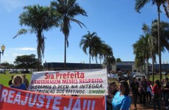 A manifestação teve início no CAM e passou pelas secretarias municipais de Educação e Saúde (Foto: Divulgação/... ()