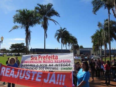 A manifestação teve início no CAM e passou pelas secretarias municipais de Educação e Saúde (Foto: Divulgação/... ()