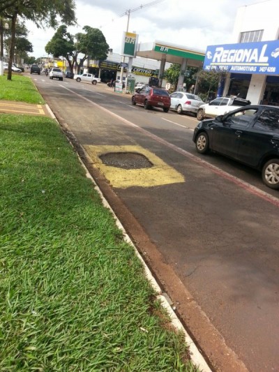Buraco na Avenida Marcelino Pires foi pintado por um empresário da região que já estava cansado de ver veículo... ()