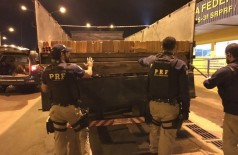 Droga era transportada sob uma carga de tijolos (Foto: Divulgação/PRF) ()