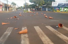 Cones que faziam proteção em poste de semáforo são destruídos por vândalos em Dourados (Foto: Sidnei Bronka) ()