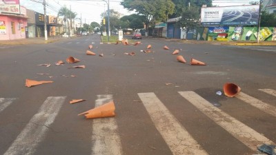 Cones que faziam proteção em poste de semáforo são destruídos por vândalos em Dourados (Foto: Sidnei Bronka) ()