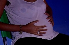 Adolescente grávida de 8 meses é espancada pelo ex com socos na barriga