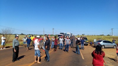 Bloqueio de moradores da Sitioca Campo Belo gerou congestionamento na BR-163 em Dourados (Foto: Thiago Wesley/... ()