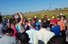 Moradores da Sitioca Campo Belo  reclamam da instalação de guard rail; (Foto: Thiago Wesley/94FM) ()