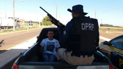 Jovem foi preso pela PRF após cair em barranco com carro cheio de maconha (Foto: Divulgação/PRF) ()