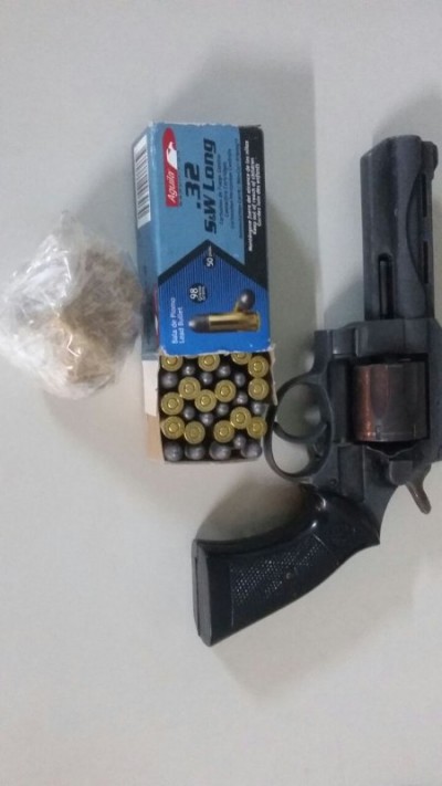 Droga e arma que custaram R$ 830 foram apreendidas e jovem acabou preso (Foto: Divulgação/PRF) ()
