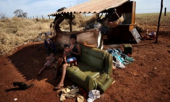 Jornal inglês cita genocídio indígena em MS e ilustra com acampamento em Dourados